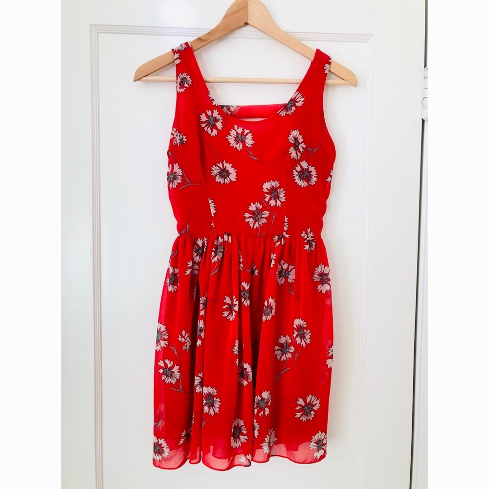 🌷Red Floral Mini Dress with open back - Picture 2 of 6